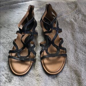 Strap sandals